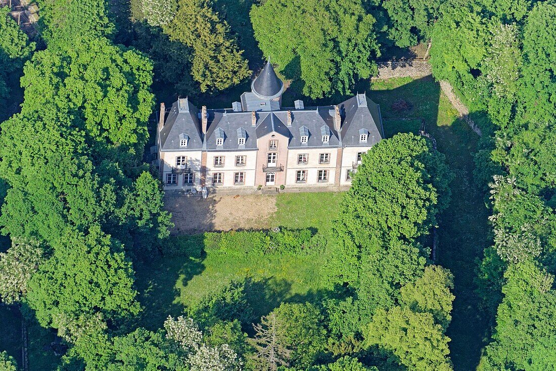 France, Yonne, Pont sur Yonne, manor house, Holiday cottage (aerial view)