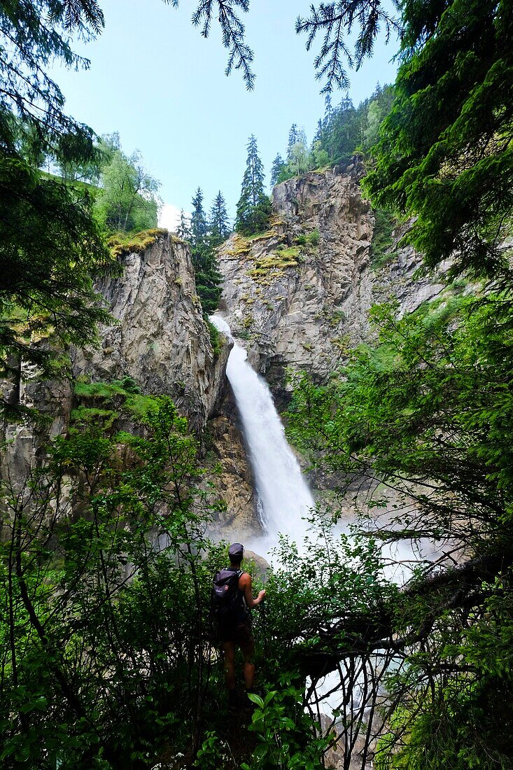 Frankreich, Isere, Saint-Christophe-en-Oisans, Wasserfall von Lavey