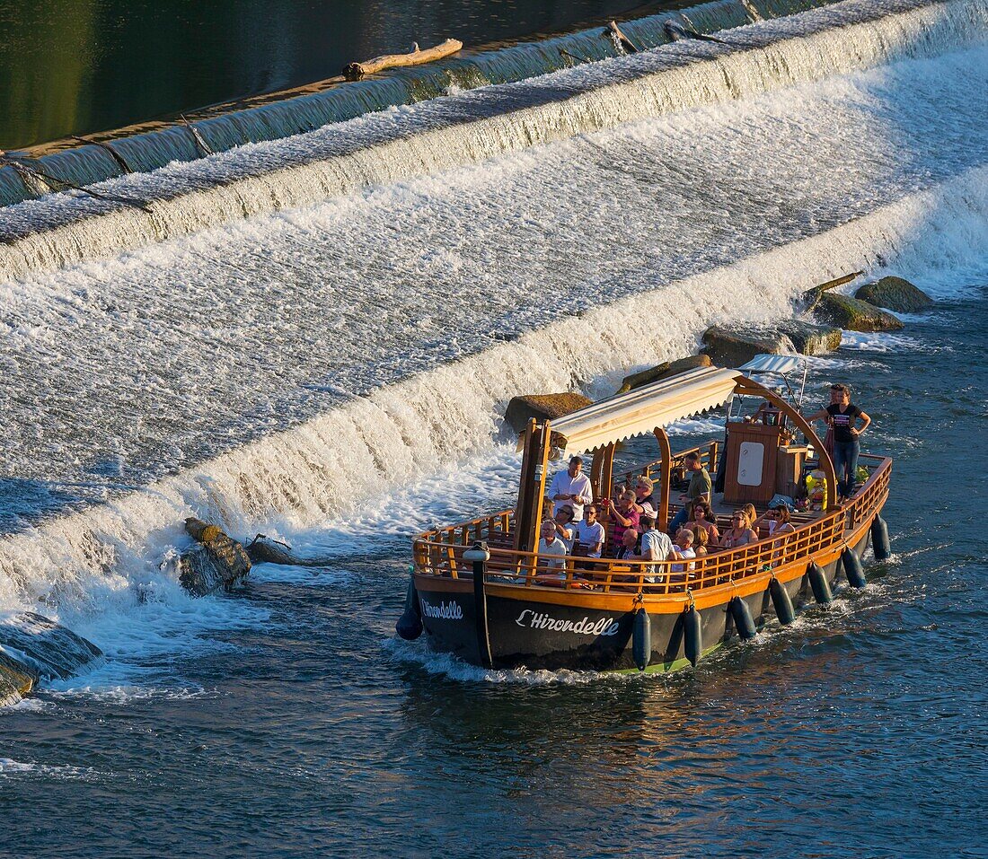 Frankreich, Tarn, Albi, von der UNESCO zum Weltkulturerbe erklärt, touristisches Boot auf dem Fluss Tarn
