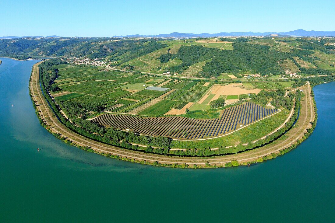 Frankreich, Ardeche, Ozon, L'Auve, Die Rhone flussabwärts von Saint Vallier, Fotovoltaikpark (Luftaufnahme)