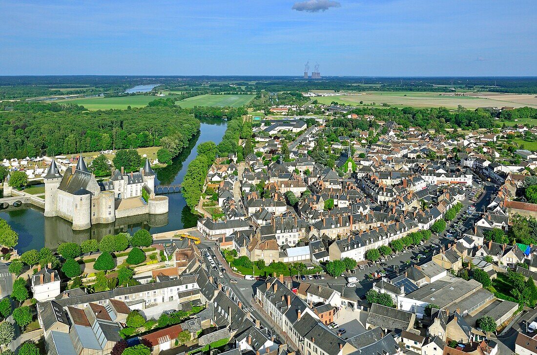Frankreich, Loiret, Loiretal, von der UNESCO zum Weltkulturerbe erklärt, Sully sur Loire, Eigentum des Departements Loiret (Luftaufnahme)