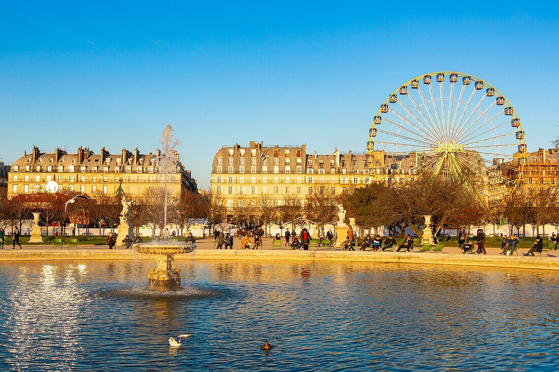 Frankreich, Paris, Tuileriengarten im Winter, achteckiges Wasserbecken und weihnachtliches Riesenrad
