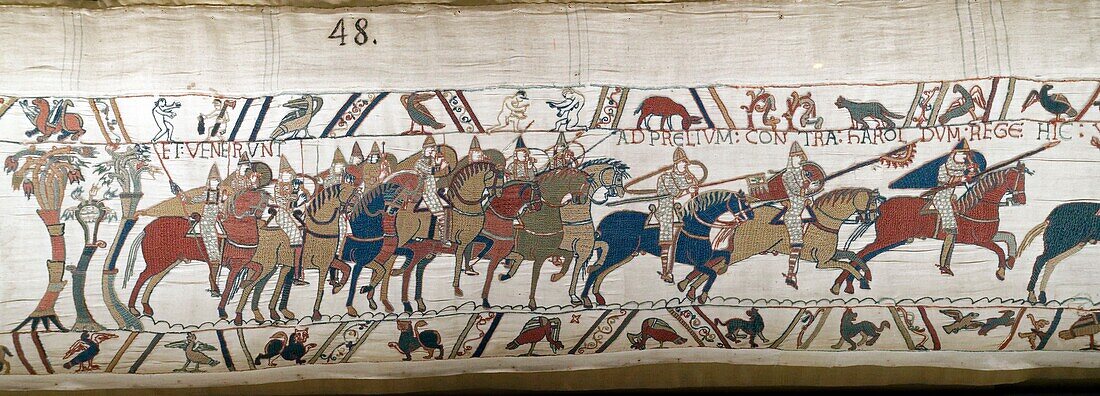 Frankreich, Calvados, Bayeux, Tapisseriemuseum, Bayeux Tapestry, von der UNESCO zum Weltkulturerbe erklärt, Königin Mathilde Tapestry, die die Geschichte der Invasion Englands durch Wilhelm den Eroberer erzählt, die Szenen des Bayeux Tapestry sind mit Wollfäden auf ein Leinentuch gestickt