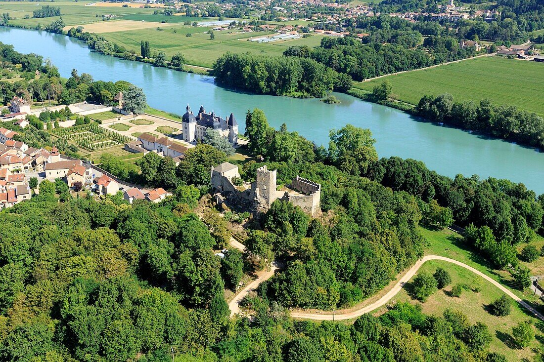 Frankreich, Isere, Vertrieu, Das alte Schloss, befestigtes Haus aus dem 12. Jahrhundert, Schloss aus dem 18. Jahrhundert am Ufer der Rhone, Saint Sorlin in Burgey im Hintergrund (Luftaufnahme)