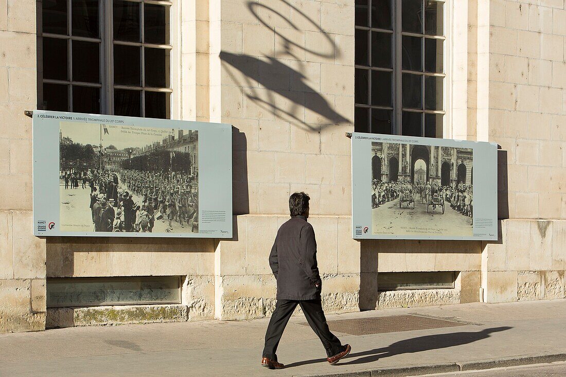 Frankreich, Meurthe et Moselle, Nancy, Straßenszene an der Fassade des Rathauses auf dem Place Stanislas, der von der UNESCO zum Weltkulturerbe erklärt wurde