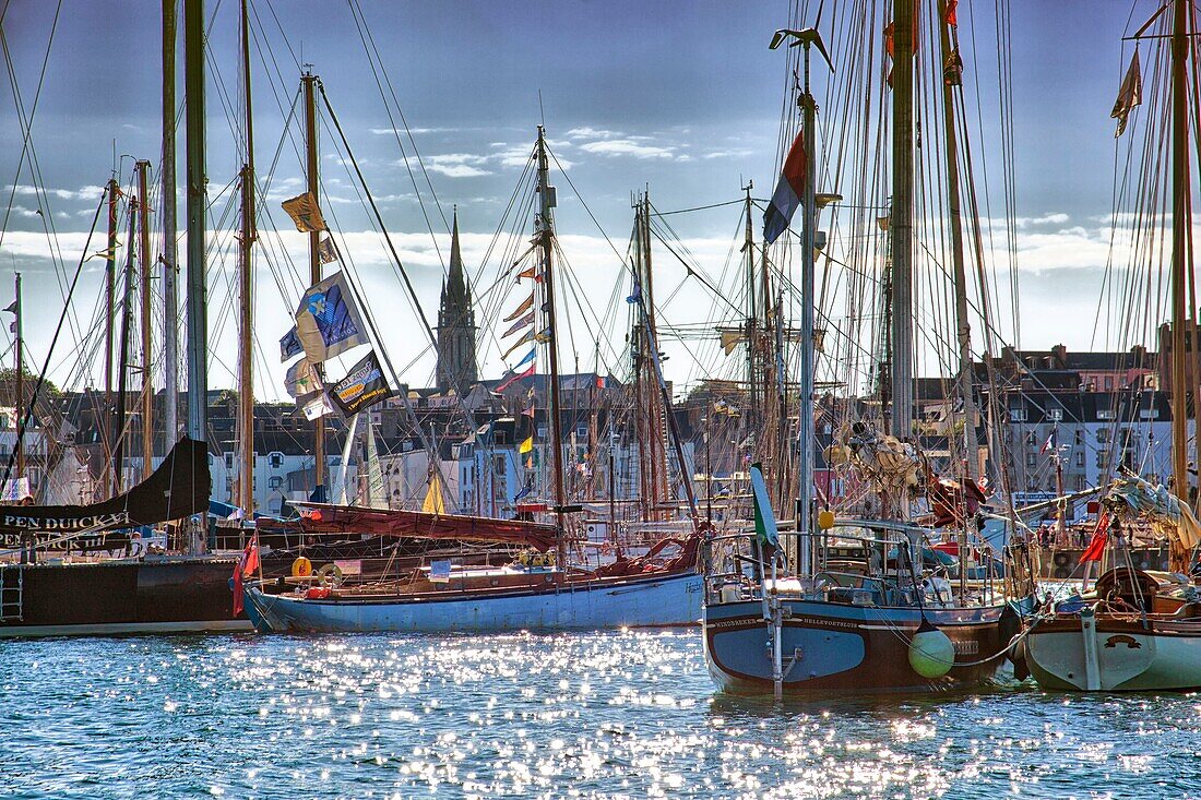 Frankreich, Finistere, Douarnenez, Festival Maritime Temps Fête, Segelboote und alte Takelage am Hafen von Rosmeur