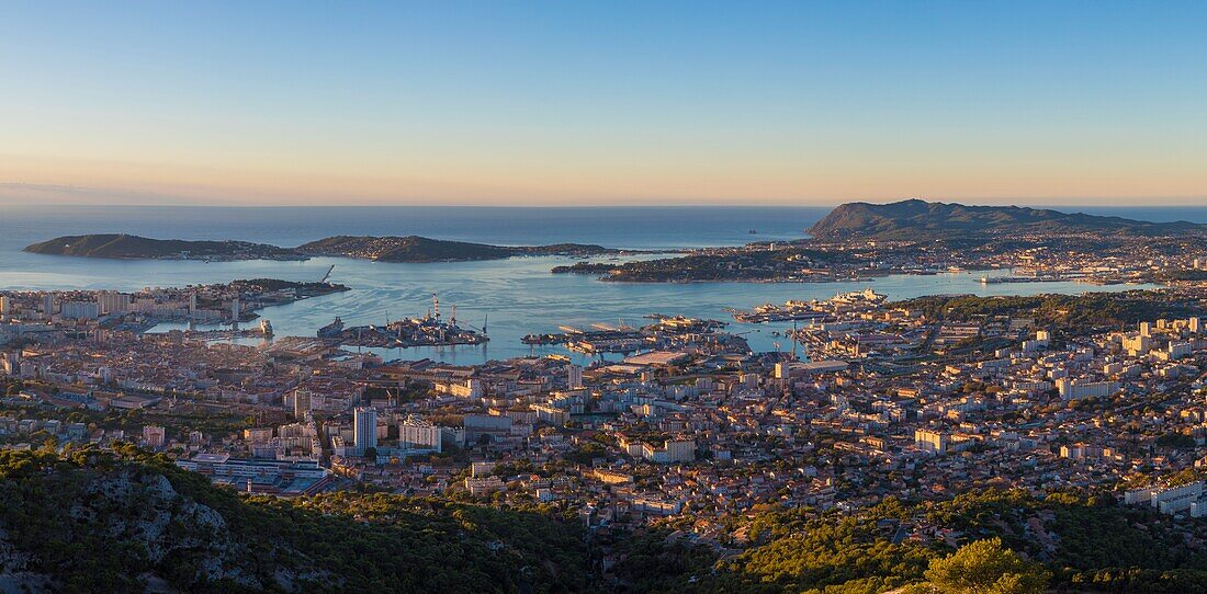 Frankreich, Var, Toulon, Hafen vom Berg Faron, die Halbinsel Saint-Mandrier und Kap Sicie im Hintergrund