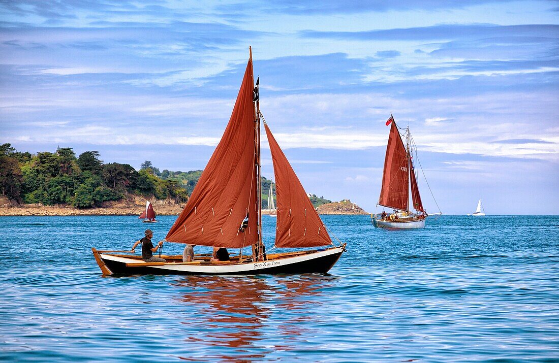 Frankreich, Finistere, Douarnenez, Festival Maritime Temps Fête, Snoc Xua Trom, traditionelles Segelboot im Hafen von Rosmeur