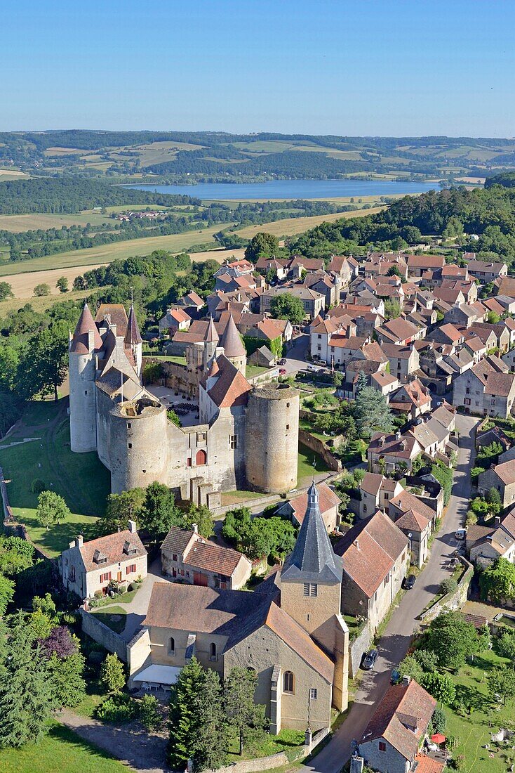 Frankreich, Cote d'Or, Chateauneuf en Auxois, ausgezeichnet als "Die schönsten Dörfer Frankreichs", das Schloss (Luftaufnahme)