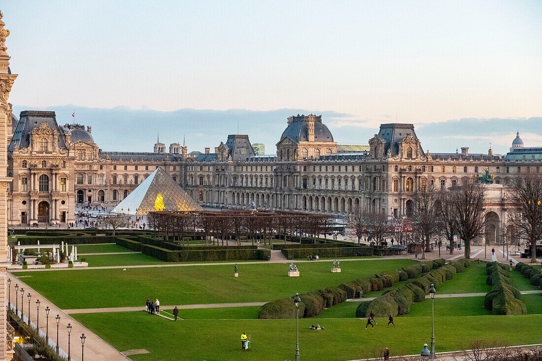 Frankreich, Paris, das Louvre-Museum und die Pyramide von Pei