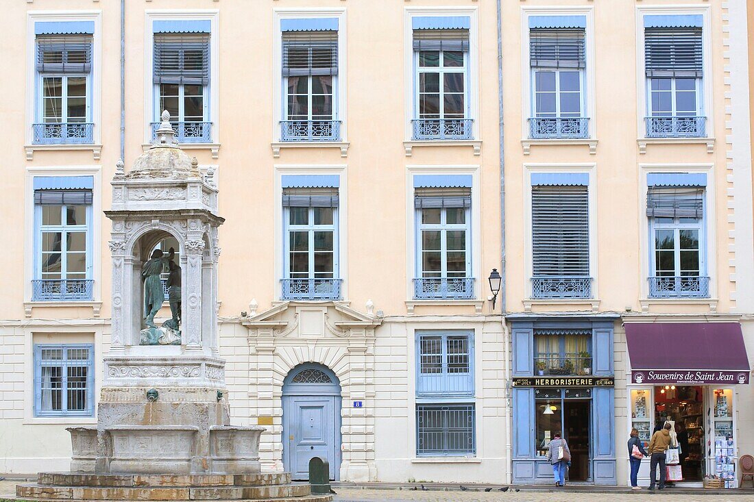 Frankreich, Rhone, Lyon, von der UNESCO zum Weltkulturerbe erklärt, 5. Arrondissement, Stadtteil Saint Jean, Place Saint Jean (der älteste der Stadt) mit seinem Brunnen von 1844