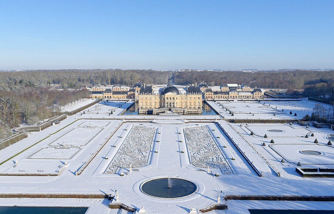 Frankreich, Seine et Marne, Maincy, das Schloss und die Gärten von Vaux le Vicomte mit Schnee bedeckt (Luftaufnahme)