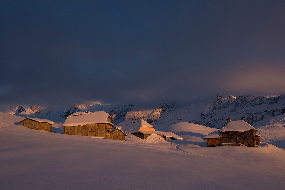 Frankreich, Haute Savoie, Aravis-Massiv, Le Grand Bornand, nach einem Schneefall auf dem Skigebiet im Duche-Tal Sonnenuntergang auf dem Weiler des Col des Annes