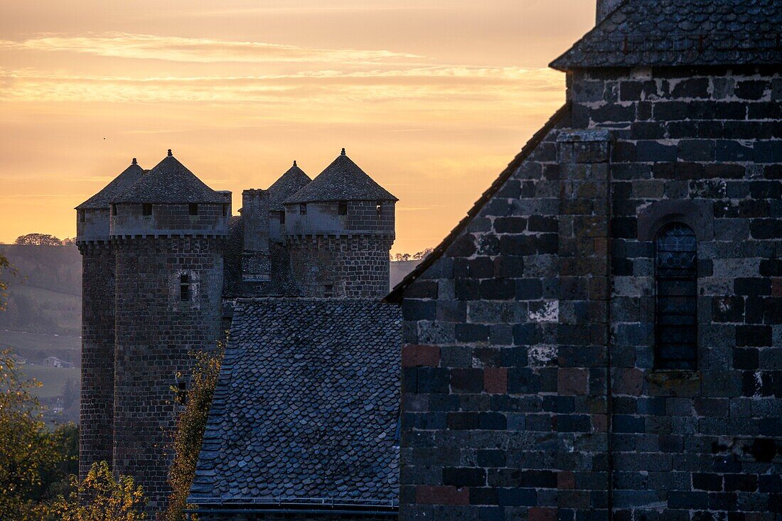 Frankreich, Cantal, regionaler Naturpark der Vulkane der Auvergne, Land von Salers, Tournemire, ausgezeichnet als die schönsten Dörfer Frankreichs, das Schloss von Anjony des XVe Jahrhunderts, die Kirche Saint Jean Baptiste im Vordergrund