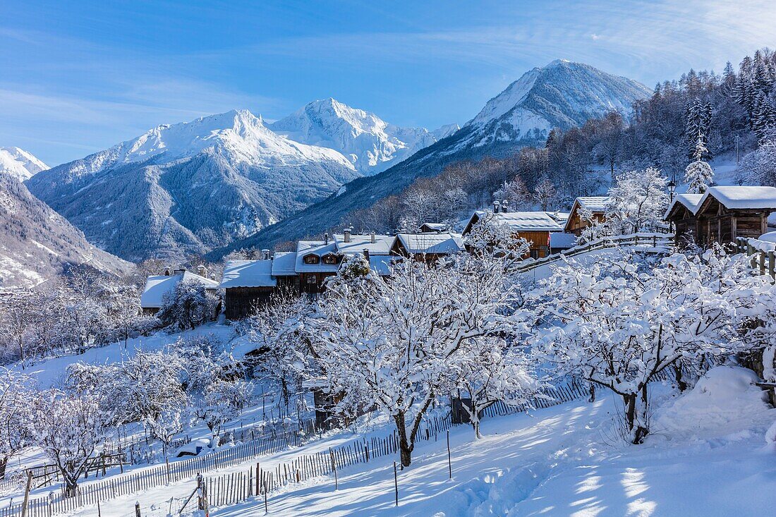 Frankreich, Savoie, Courchevel, Saint-Bon-Tarentaise, der Weiler Le Fontanil überragt von Le Grand Bec (3398 m) und Dent du Villard (2284 m), Massiv der Vanoise, Tarentaise-Tal