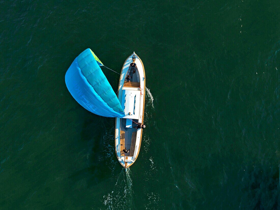 Frankreich, Gironde, Bassin d'Arcachon, Arcachon, Pinasse (traditionelles Boot), das von einem Drachensegel gezogen wird, der LibertyKite® ist ein Konzept, das von dem Seefahrtsingenieur Yves Parlier und seinem Unternehmen Beyond de Sea entwickelt wurde (Luftaufnahme)