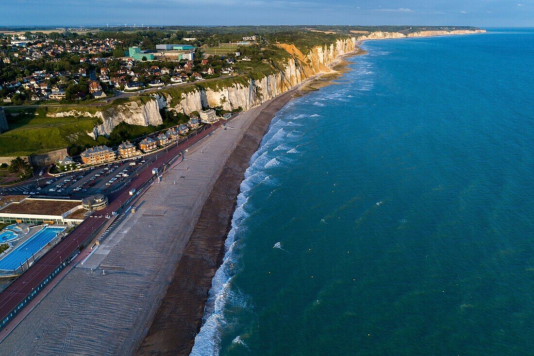 Frankreich, Seine Maritime, die Stadt, die Klippen und der Strand von Dieppe (Luftaufnahme)
