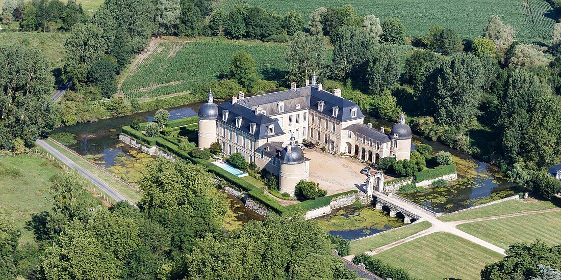 Frankreich, Indre, Reuilly, Schloss La Ferte, umgeben von seinem Wassergraben (Luftaufnahme)