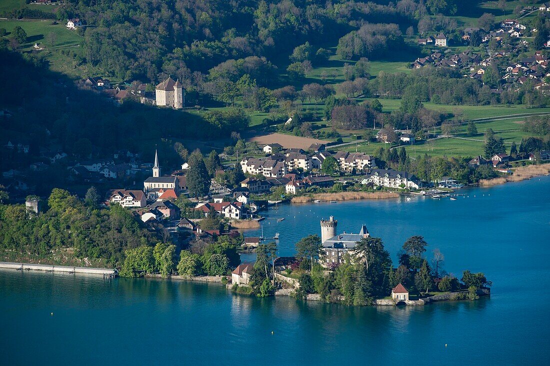 Frankreich, Haute Savoie, See von Annecy, das Schloss und das Dorf von Duingt von der Einsiedelei von Saint Germain gesehen