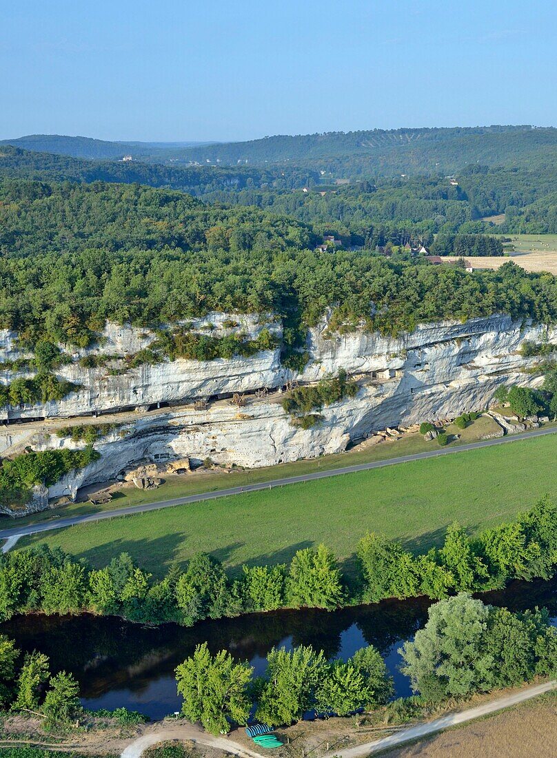 Frankreich, Dordogne, Perigord Noir, Vezere-Tal, prähistorische Stätte und verzierte Höhle, die von der UNESCO zum Weltkulturerbe erklärt wurde, Peyzac le Moustier, La Roque Saint Christophe Cliff, troglodytische Stätte aus der Prähistorie, Felsunterstände (Luftbild)