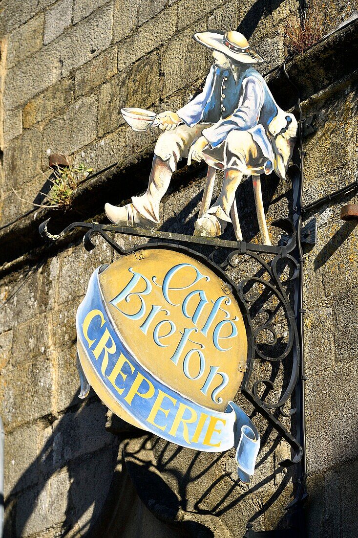 Frankreich, Morbihan, Rochefort en Terre, mit dem Label les plus beaux villages de France (Die schönsten Dörfer Frankreichs), Place du puits, Café Breton