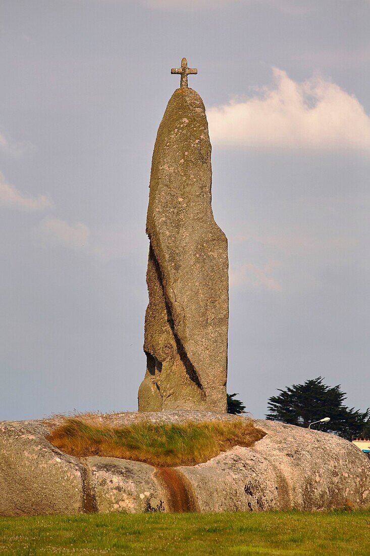 Frankreich, Finistere, Plouneour Brignogan Plages, Menhir Men Marz, der als der größte christianisierte Menhir der Bretagne gilt