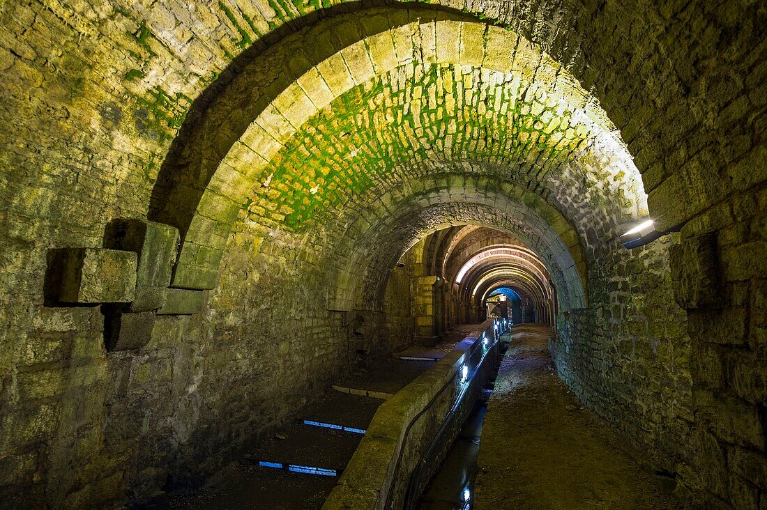 Frankreich, Jura, Salin les Bains, in den Tunneln der großen Saline, die von der UNESCO zum Weltkulturerbe erklärt wurde, sind die unterirdischen Anlagen zur Salzgewinnung noch in Betrieb