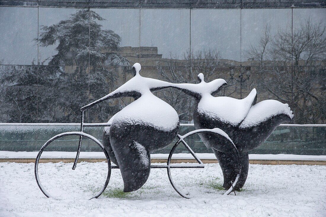 Frankreich, Hauts de Seine, Puteaux, Skulptur von Jean-Louis Toutain vor dem Kulturpalast im Schnee