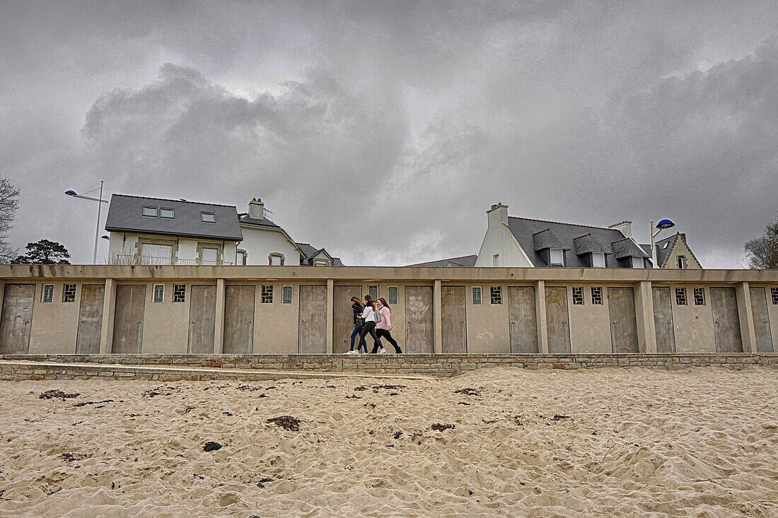 France, Finistere, Pays Bigouden, walkers on the main beach of Loctudy