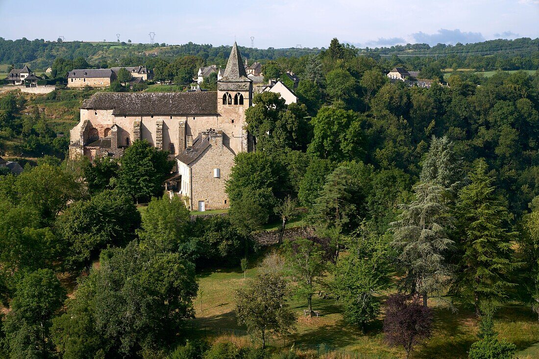 Frankreich, Aveyron, Bozouls, Bozouls Loch und romanische Kirche aus dem 12.