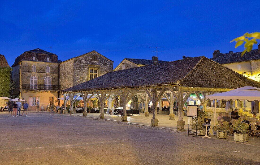 Frankreich, Dordogne, Perigord Pourpre, Monpazier, beschriftet mit Les Plus Beaux Villages de France (Die schönsten Dörfer Frankreichs), Place des Cornieres in der Bastide, der Saal