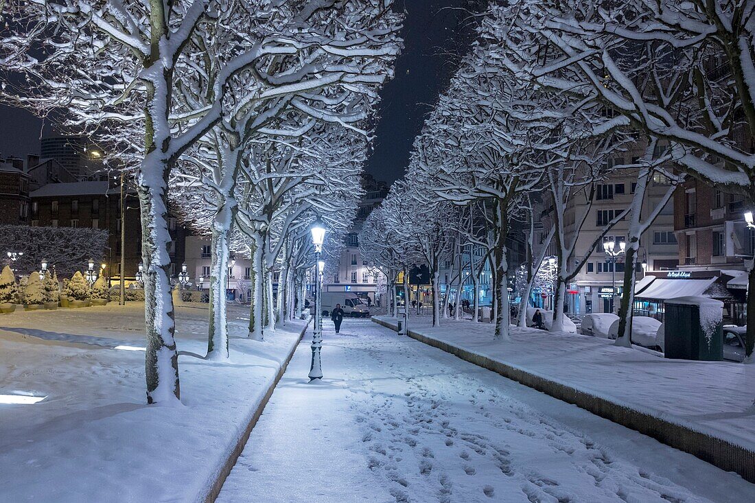Frankreich, Hauts de Seine, Puteaux, Stadtzentrum unter dem Schnee