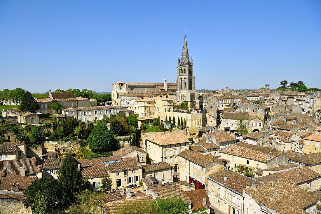 Frankreich, Gironde, Saint Emilion, von der UNESCO zum Weltkulturerbe erklärt, die mittelalterliche Stadt, die von der monolithischen, vollständig in den Fels gehauenen Kirche aus dem 11.