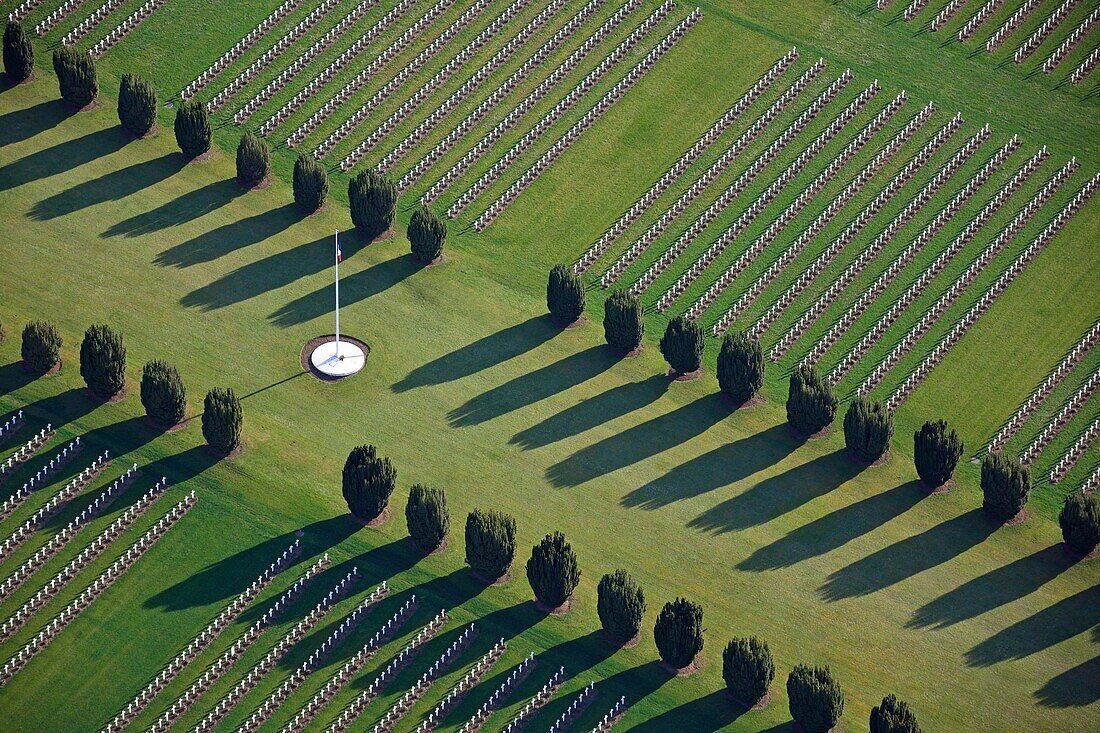 Frankreich, Meuse, Douaumont, Beinhaus von Douaumont der Soldatenfriedhof der Gefallenen des Krieges 14 18 (Luftaufnahme)