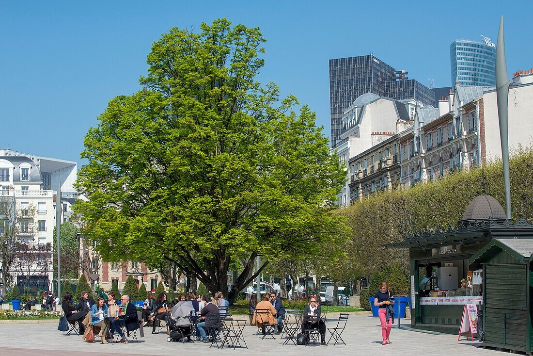 France, Hauts de Seine, Puteaux, Town Hall, building with Art Deco architecture, esplanade