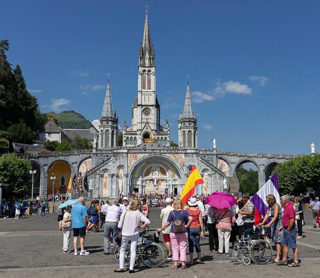 Frankreich, Hautes-Pyrenees, Lourdes, Esplanade der Basilika Unserer Lieben Frau vom Rosenkranz