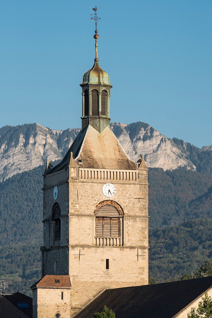 Frankreich, Haute Savoie, Evian les Bains, die Kirche Notre Dame de l'Assomption vom See aus gesehen und die Felsen von Memises
