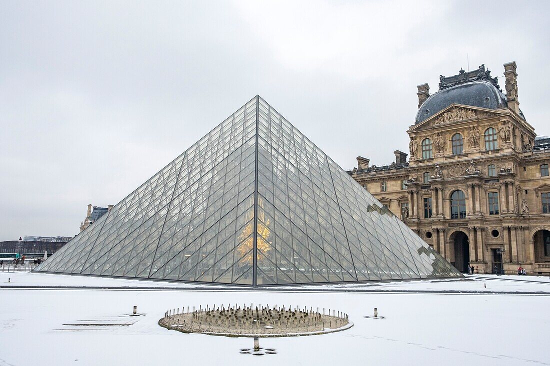 Frankreich, Paris, das Museum diu Louvre und die Pyramide von Pei unter dem Schnee