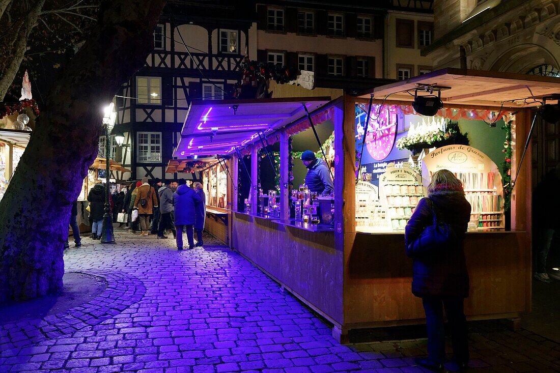 Frankreich, Bas Rhin, Straßburg, Altstadt, von der UNESCO zum Weltkulturerbe erklärt, Weihnachten im Viertel Petite France, Weihnachtsmarkt auf dem Place Benjamin Zix