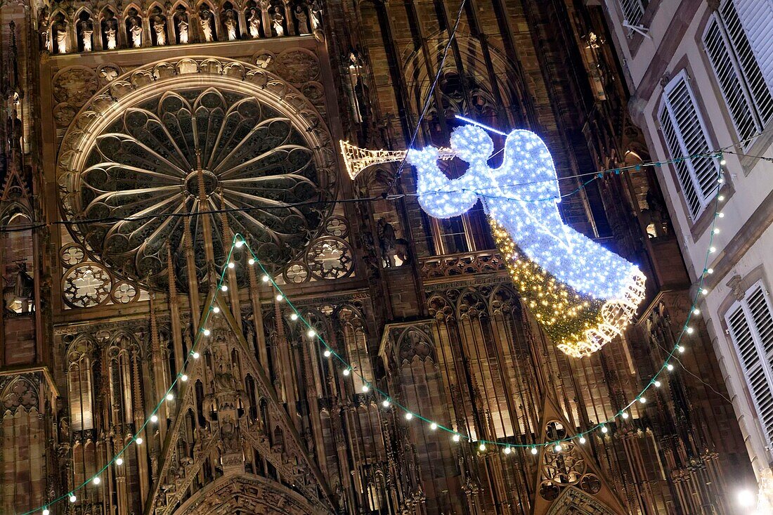 Frankreich, Bas Rhin, Straßburg, Altstadt, von der UNESCO zum Weltkulturerbe erklärt, Weihnachtsdekoration, Rue Mercière und Kathedrale Notre Dame