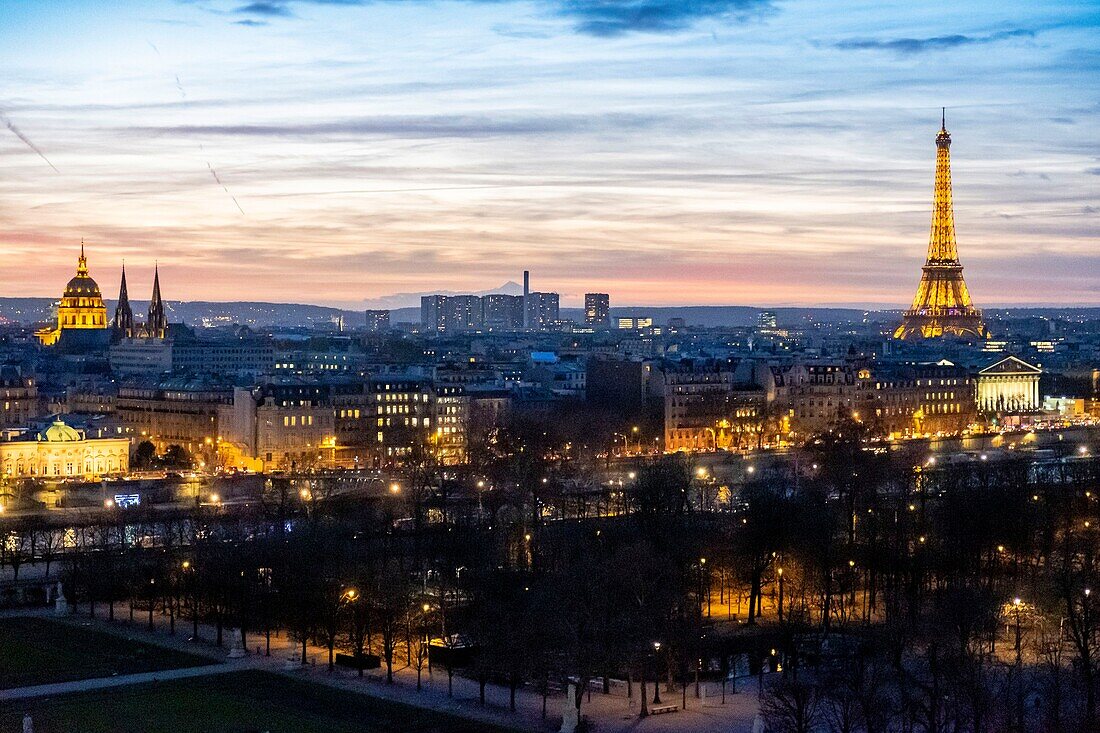 France, Paris, Tuileries Garden and Eiffel Tower (© SETE-illuminations Pierre Bideau)