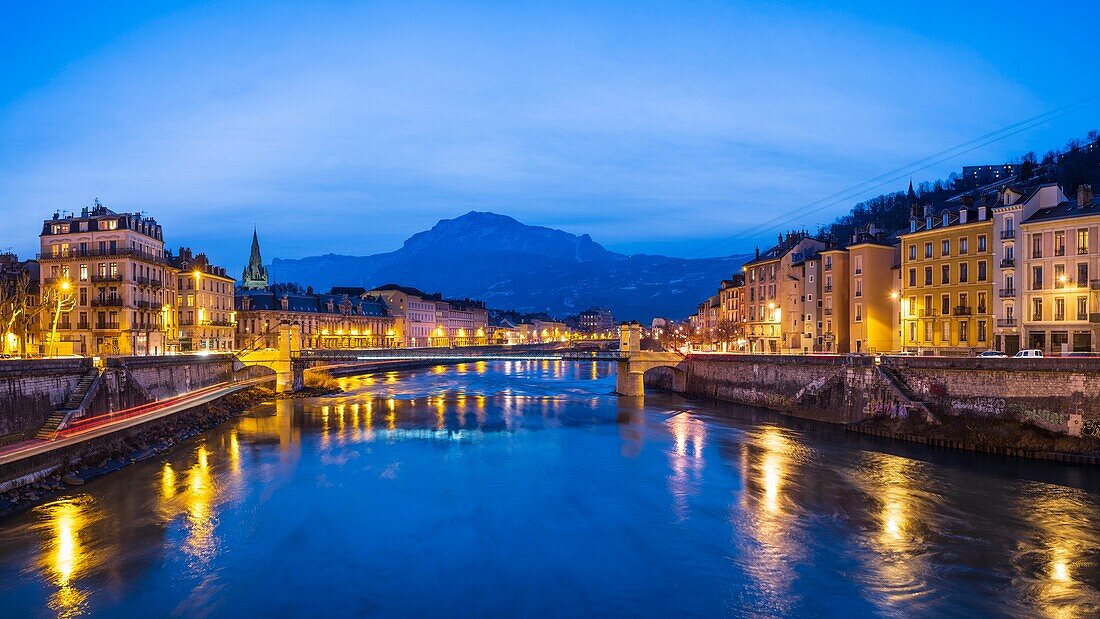 Frankreich, Isere, Grenoble, Abenddämmerung am Ufer des Flusses Isere, im Hintergrund das Vercors-Massiv
