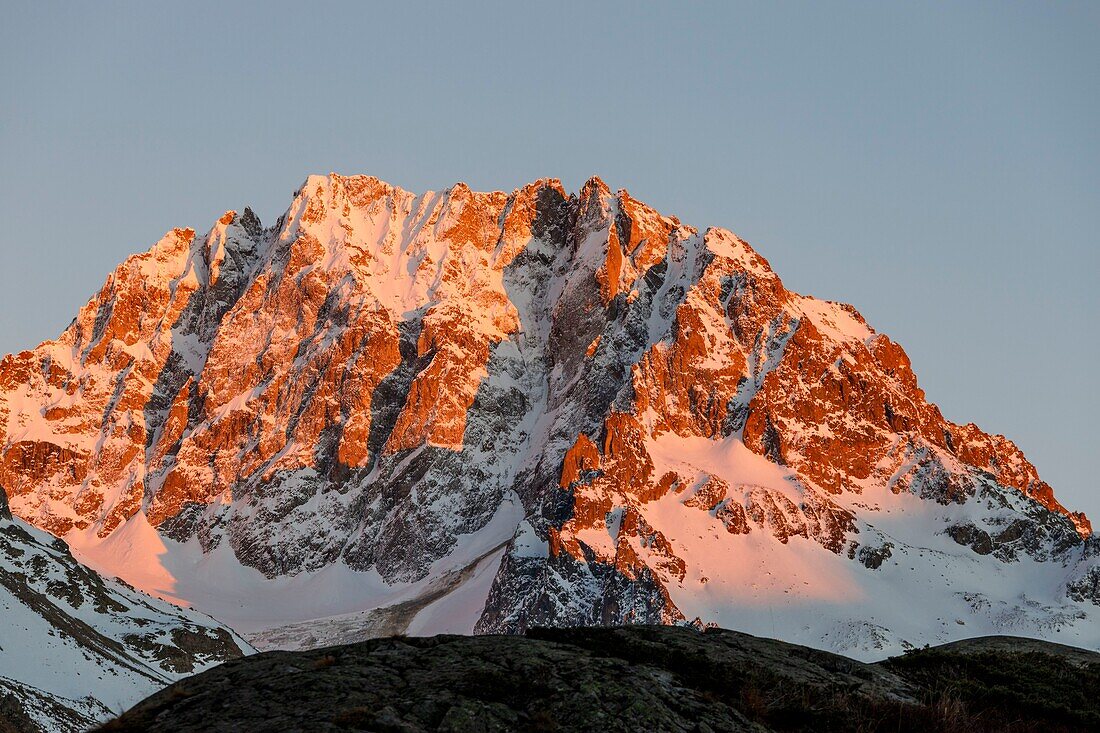 Frankreich, Hautes Alpes, Nationalpark Ecrins, Tal von Valgaudemar, La Chapelle en Valgaudémar, Jocelme Peak (3458m) bei Sonnenuntergang