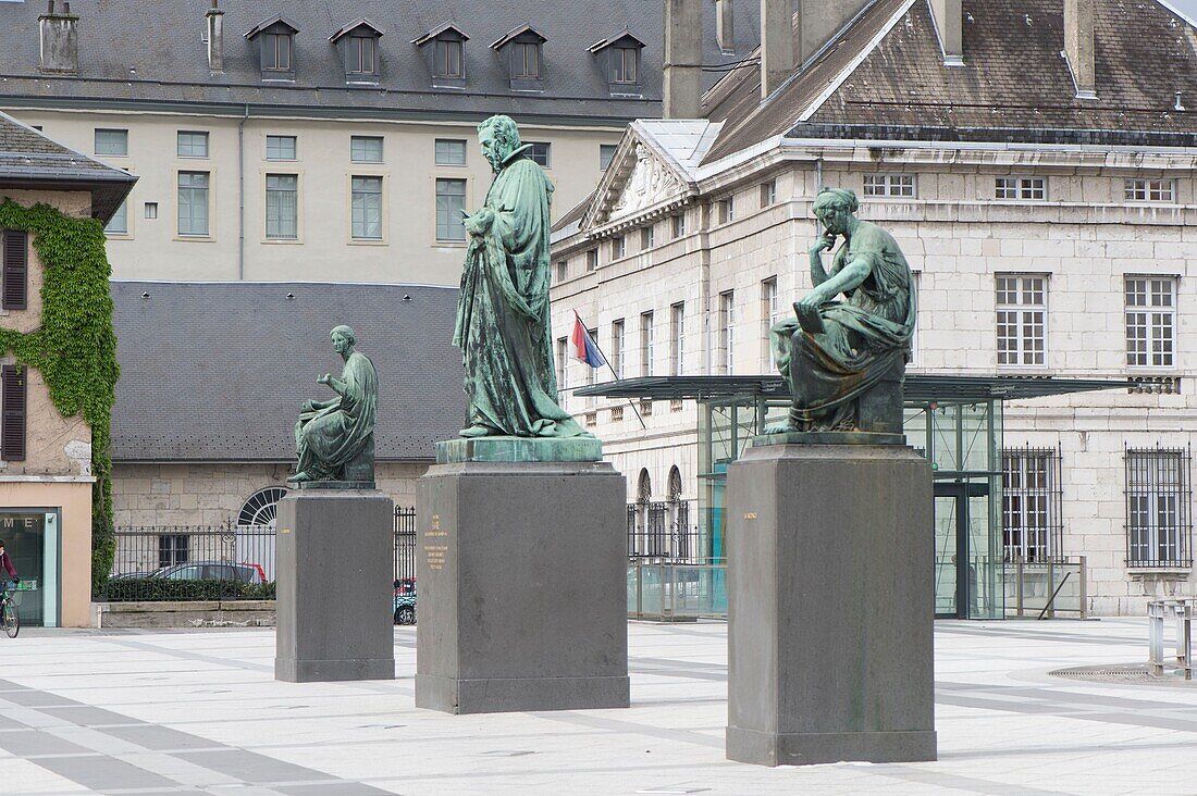 Frankreich, Savoyen, Chambery, die Statuen von Charles Alphonse Gumery auf dem Platz des Gerichtsgebäudes, in der Mitte die von Antoine Favre, umgeben von den Statuen der Wissenschaft und der Jurisprudenz
