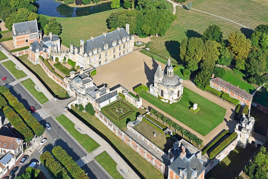 Frankreich, Eure et Loir, Chateau d'Anet, Renaissanceschloss aus dem 16. Jahrhundert im Auftrag von Heinrich II. an Diane de Poitiers (Luftaufnahme)