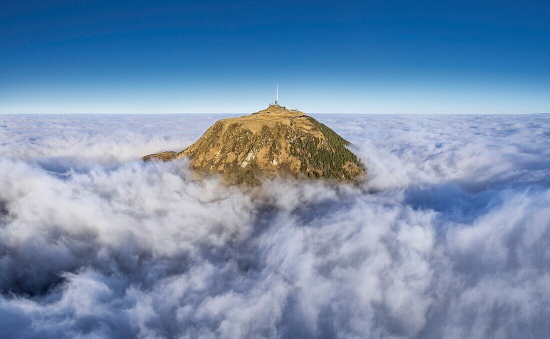 Frankreich, Puy de Dome, Orcines, Regionaler Naturpark der Vulkane der Auvergne, die Chaîne des Puys, von der UNESCO zum Weltnaturerbe erklärt, der Vulkan Puy de Dome (Luftaufnahme)