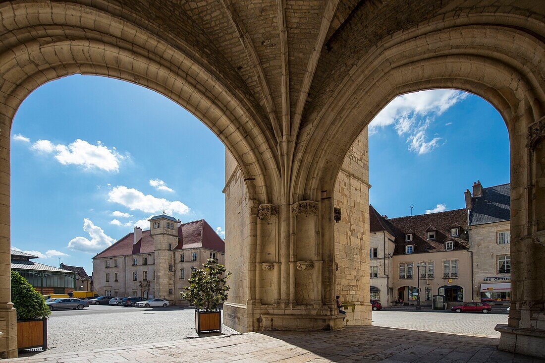 Frankreich, Jura, Dole, die Vorhalle der Stiftskirche Notre Dame und der Place Nationale