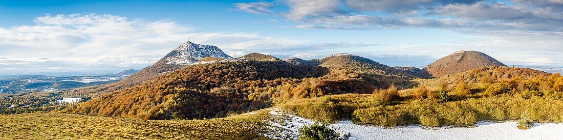Frankreich, Puy de Dome, von der UNESCO zum Weltnaturerbe erklärt, Regionaler Naturpark der Vulkane der Auvergne, Chaîne des Puys, Orcines, der Puy de Dome (1465m) und der bewaldete Kegel des Puy Pariou (1209m) im Vordergrund, vom Puy des Goules aus gesehen