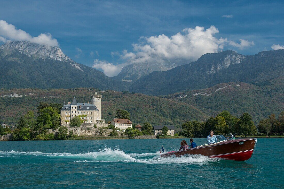 Frankreich, Haute Savoie, Annecy, Bootsfahrt auf dem Riva-See mit dem Schloss von Duingt und dem Berg von Tournette