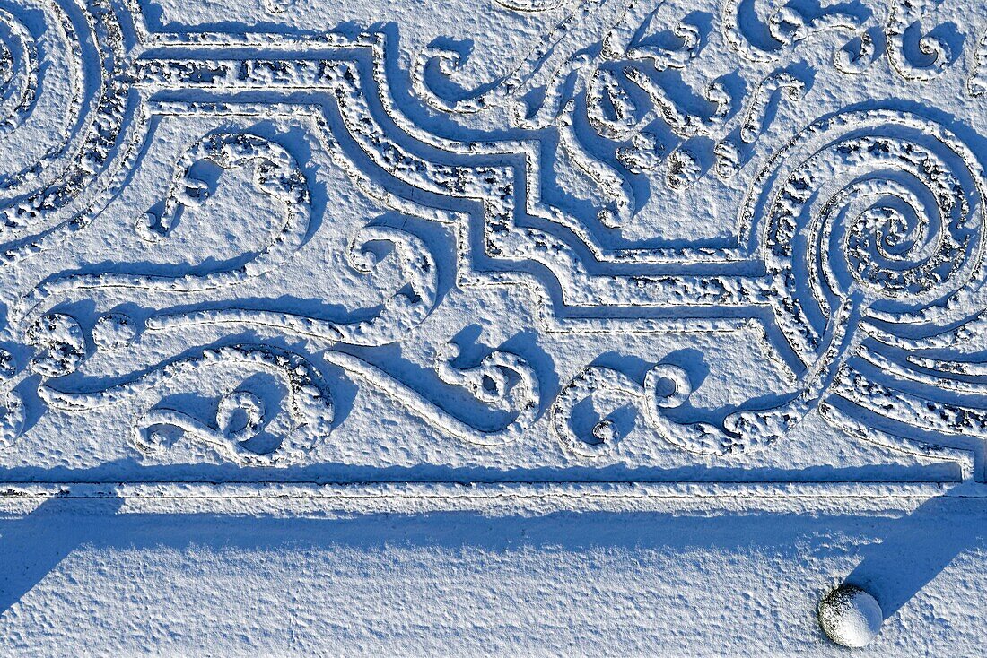 Frankreich, Seine et Marne, formaler Garten des Schlosses von Vaux le Vicomte unter dem Schnee (Luftaufnahme)